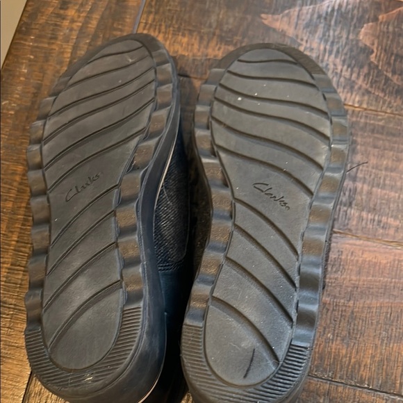 Clarks Black and Gray Oxford Derbys with Textured Design - Picture 4 of 4